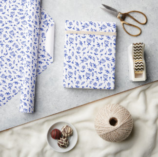 Schattigee Blauwe en Witte Bloemen Cadeaupapier