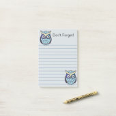 Schattigee blauwe uil gevoerd post-it® notes (Op bureau)