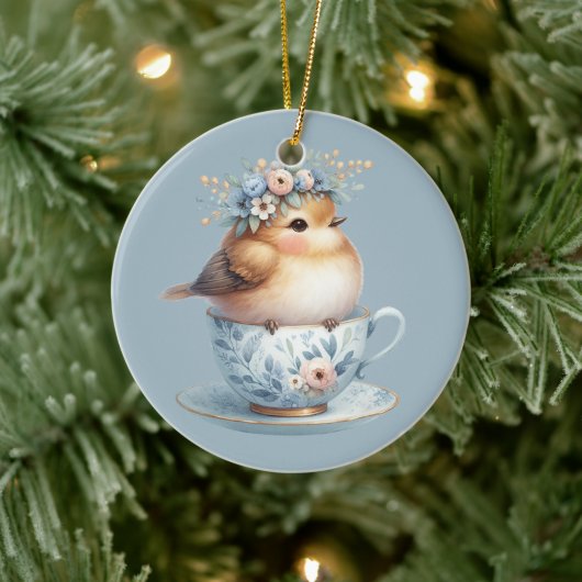 Schattigee Blauwe Vogel met Bloemenkroon in Teacup Keramisch Ornament (Boom)