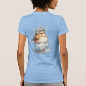 Schattigee Blauwe Vogel met Bloemenkroon in Teacup T-shirt (Achterkant)