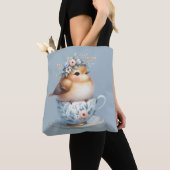 Schattigee Blauwe Vogel met Bloemenkroon in Teacup Tote Bag (Dichtbij)