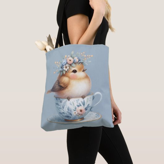 Schattigee Blauwe Vogel met Bloemenkroon in Teacup Tote Bag (Dichtbij)