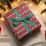 Schattigee Blauwgroen kattensilhouetten met kerst Cadeaupapier<br><div class="desc">Een parade van blauwgroen waterverf kattensilhouetten struikelt in tegengestelde rijen over een cranberryachtergrond besprenkeld met sterren. De kleuren hebben een vintage kerstgevoel terwijl de kattenvormen, met groene en witte strikken en kerstmutsen, modern zijn. kies dit schattige papier als een feestelijke cadeauverpakking en coördineer het met labels en de andere Cats...</div>