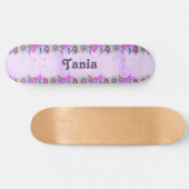 Schattigee bloemen en vlinders op paarse persoonlijk skateboard (Horizontaal)