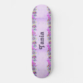 Schattigee bloemen en vlinders op paarse persoonlijk skateboard (Voorkant)