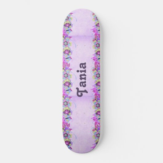 Schattigee bloemen en vlinders op paarse persoonlijk skateboard (Voorkant)