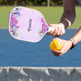 Schattigee bloemen en vlinders op paarse pickleball paddle