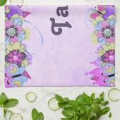 Schattigee bloemen en vlinders op paarse theedoek (Gevouwen)