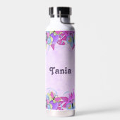 Schattigee bloemen en vlinders op paarse waterfles (Links)