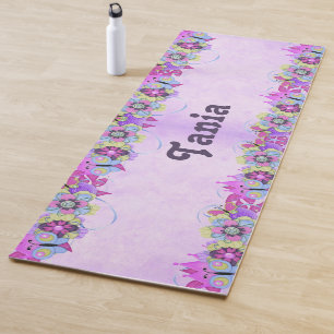 Schattigee bloemen en vlinders op paarse yogamat