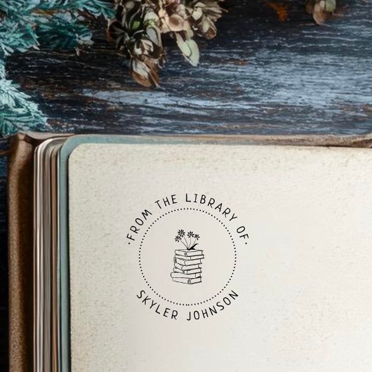 Schattigee bloemen op stapel boeken Custom Library Rubberstempel
