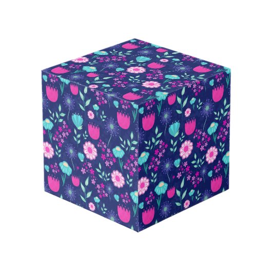 Schattigee bloemenpatroon achtergrond kubus (Voorkant hoekig)