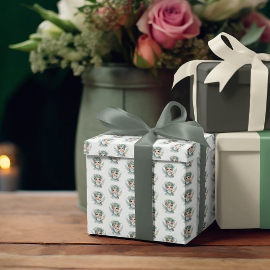 Schattigee blonde engel met vleugels met een goude cadeaupapier