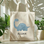 Schattigee Blue Grey Dinosaur Gepersonaliseerde Ki Tote Bag<br><div class="desc">Deze kinderen canvas tas toont een schattige illustratie van een grijsblauwe dinosaurus. Pas het aan met de naam van uw kind in zwarte letters. Maakt een geweldige boekzak!</div>