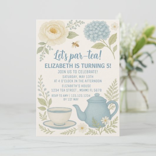 Schattigee Blue Tea Party Verjaardagsuitnodiging Kaart (Staand voorkant)