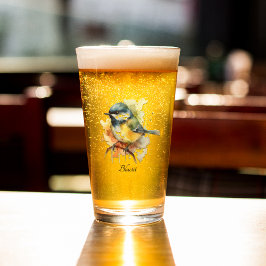 Schattigee bluetit zittend op een tak glas