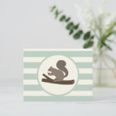 Schattigee bosachtige eekhoorn op licht salie groe briefkaart (Staand voorkant)