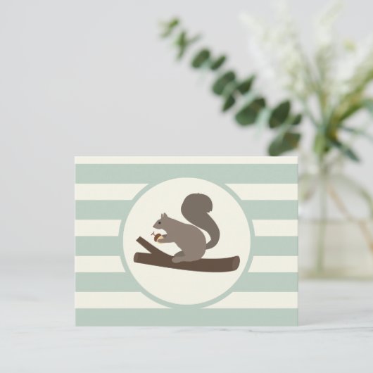Schattigee bosachtige eekhoorn op licht salie groe briefkaart (Staand voorkant)