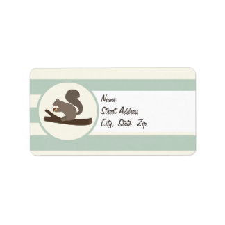 Schattigee bosachtige eekhoorn op licht salie groe etiket