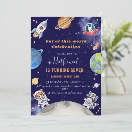 Schattigee bosdieren in de ruimte jarig kaart (Staand voorkant)