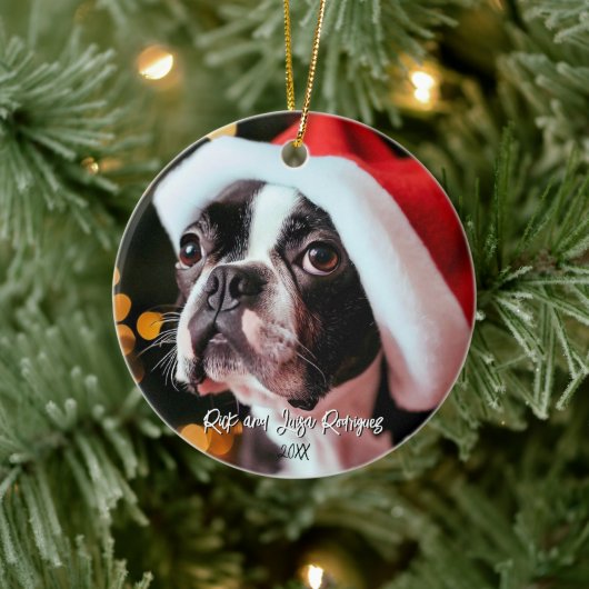 Schattigee Boston Terrier met oversized Santa Hat Keramisch Ornament (Boom)