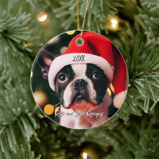 Schattigee Boston Terrier Puppy met Santa Hat Keramisch Ornament (Boom)