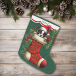 Schattigee Boston Terrier Puppy Peeking Grote Kerstsok<br><div class="desc">Deze Holiday kous heeft een afbeelding van een schattige Boston Terrier puppy die uit een rode kous kijkt. Het afbeelding wordt omringd door holle, rode bessen en poinsettia bloeit, en is geplaatst op een kerstgroene achtergrond. Een wit geschulpte randontwerp met rode rand houdt uw aangepaste naam bovenaan. De achterkant van...</div>