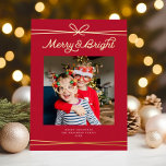 Schattigee Bow Merry & Bright Foto Rood   Goud Folie Feestdagenkaart<br><div class="desc">Deze moderne vakantiefotokaart heeft een vierkante foto, een feestelijke rode achtergrond en een strijkstok met de begroeting "Merry & Bright" in gouden folie. Dit ontwerp is geschikt voor een enkele vierkante foto (u kunt meer foto's aan de achterkant toevoegen). Aan de achterzijde bevindt zich dezelfde rode achtergrond, waaraan u een...</div>