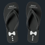 Schattigee Bow Stropdas & Buttonnen Zwart Groomsma Teenslippers<br><div class="desc">Deze leuke teenslippers zijn een geweldige manier om de bruidsjonkers op jullie bruiloft te bedanken. Ze hebben een leuk en leuk ontwerp met een witte boog stropdas en knoppen op een zwarte achtergrond met zijn naam en titel.</div>