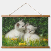 Schattigee Britse Korthaar Kittens in de tuin Hangend Wandkleed (Voorkant)