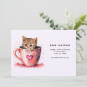 Schattigee bruine kitten in een theekopje save the date (Staand voorkant)