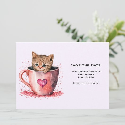 Schattigee bruine kitten in een theekopje save the date (Staand voorkant)