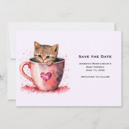 Schattigee bruine kitten in een theekopje save the date