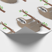 Schattigee bruine luiaard die op een boomtak rust cadeaupapier (Hoek)