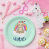 Schattigee bruine luiaard, mediteren op een wolken papieren bordje (Feest)