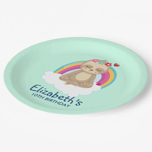 Schattigee bruine luiaard, mediteren op een wolken papieren bordje (Gekanteld)