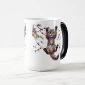 SCHATTIGEE BRUINE TABBY KAT HANGEN AAN LICHTEN MAGISCHE MOK (Voorkant rechts)