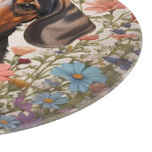 Schattigee bruine teckel en kosmos bloemen snijplank (Hoek)