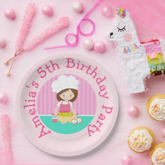 Schattigee Brunette Hair Girl Bakken Verjaardagsfe Papieren Bordje (Feest)