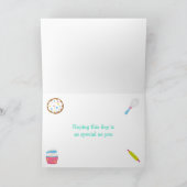 Schattigee Brunette Meisje Bakken Verjaardag Kaart (Binnen)