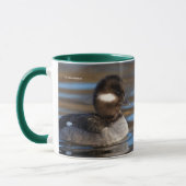 Schattigee Bufflehead Duck op zonovergoten vijver Mok (Links)