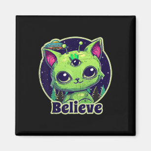 Schattigee buitenaardse kat gelooft in Ufo Kawaii Magneet
