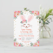 Schattigee Bunny eerste verjaardagsuitnodiging mei Kaart (Staand voorkant)