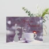 Schattigee Bunny en Tea Cup in de sneeuw 1e verjaa Kaart (Staand voorkant)