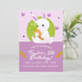 Schattigee Bunny verjaardagsfeestuitnodiging. Bewe Kaart (Staand voorkant)