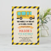 Schattigee buswielen op de busuitnodiging kaart (Staand voorkant)