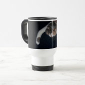 Schattigee Calico slaapkat over schouder Reisbeker (Voorkant links)