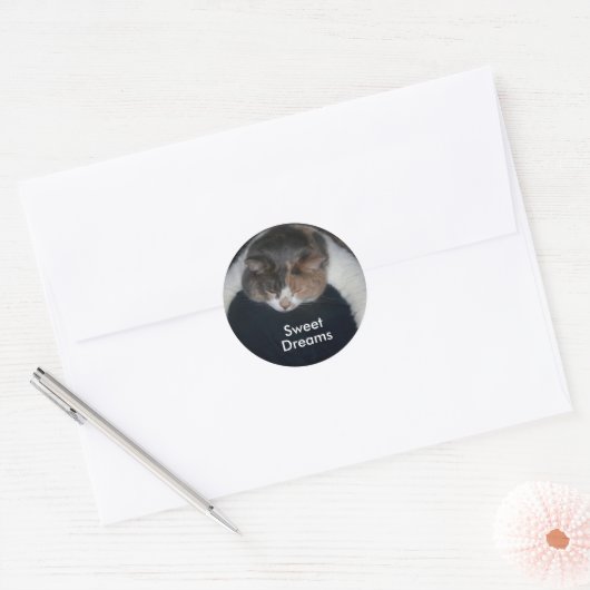 Schattigee Calico slaapkat over schouder Ronde Sticker (Envelop)
