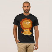 Schattigee Cartoon Beschermende Papa Leeuw en Cub  T-shirt (Voorkant volledig)