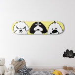 Schattigee Cartoon Dog Speels Huisdier Ontwerp Persoonlijk Skateboard<br><div class="desc">Show je liefde voor schaatsen en hondencultuur uit met dit schattige roze skateboard deck, met een speels trio van cartoon-achtige pups! Het leuke en minimalistische ontwerp maakt het ideaal voor hondenliefhebbers, dierenverzorgers en schaatsers die een uniek en opvallend bord willen. De gedurfde zwart-witte hondenillustraties poppen tegen de zacht roze achtergrond,...</div>